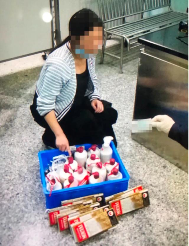 惊现“飞茅腿”！女子腿绑14瓶茅台入境被查；AI概念孵化新赛道，MLOps概念股首日“狂飙” ；沪深