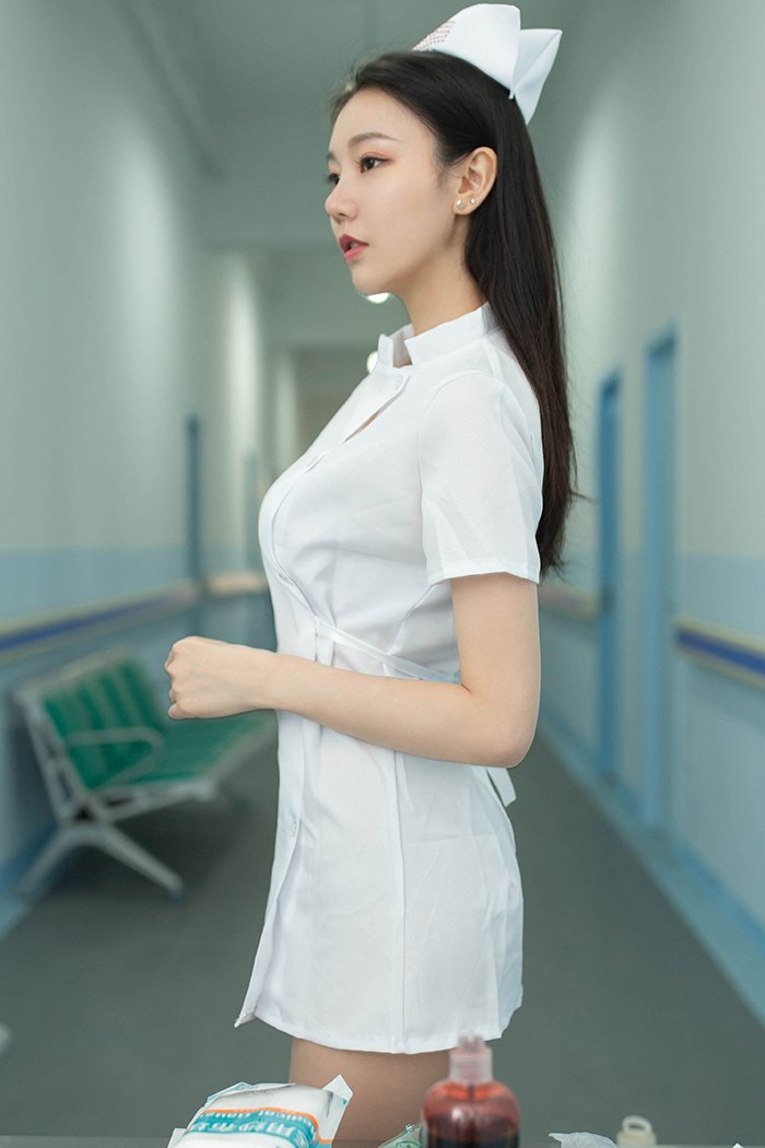 美女小护士安然肉丝美腿退烧治病