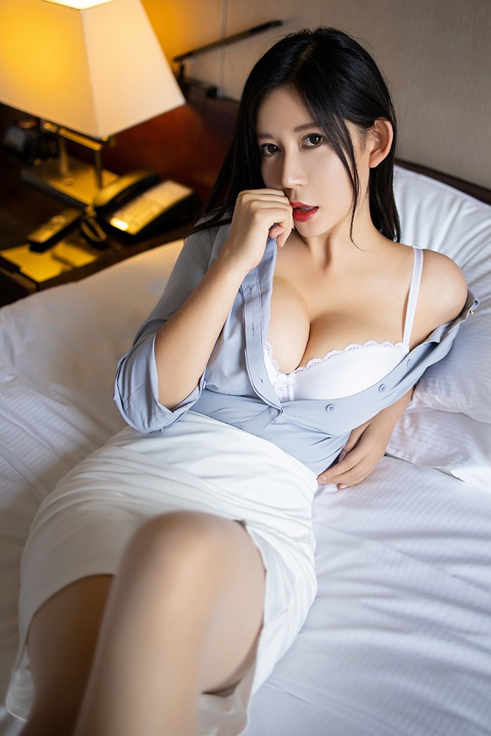 热辣女秘书李雅肉丝美脚体态妖娆