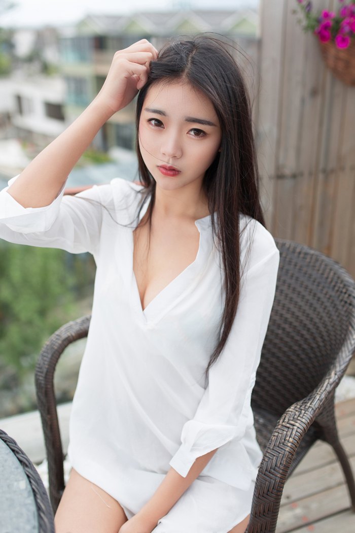 清纯女王嫩模Vicky美胸诱人身材纤细