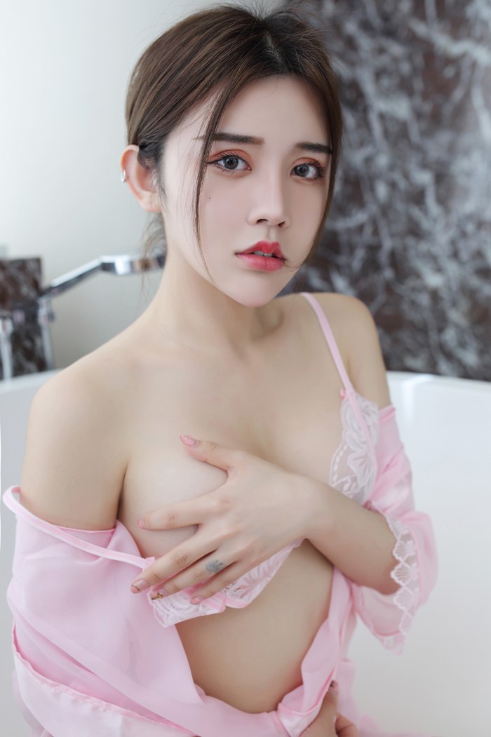 俏丽佳人卓娅祺美乳微露诱惑撩人