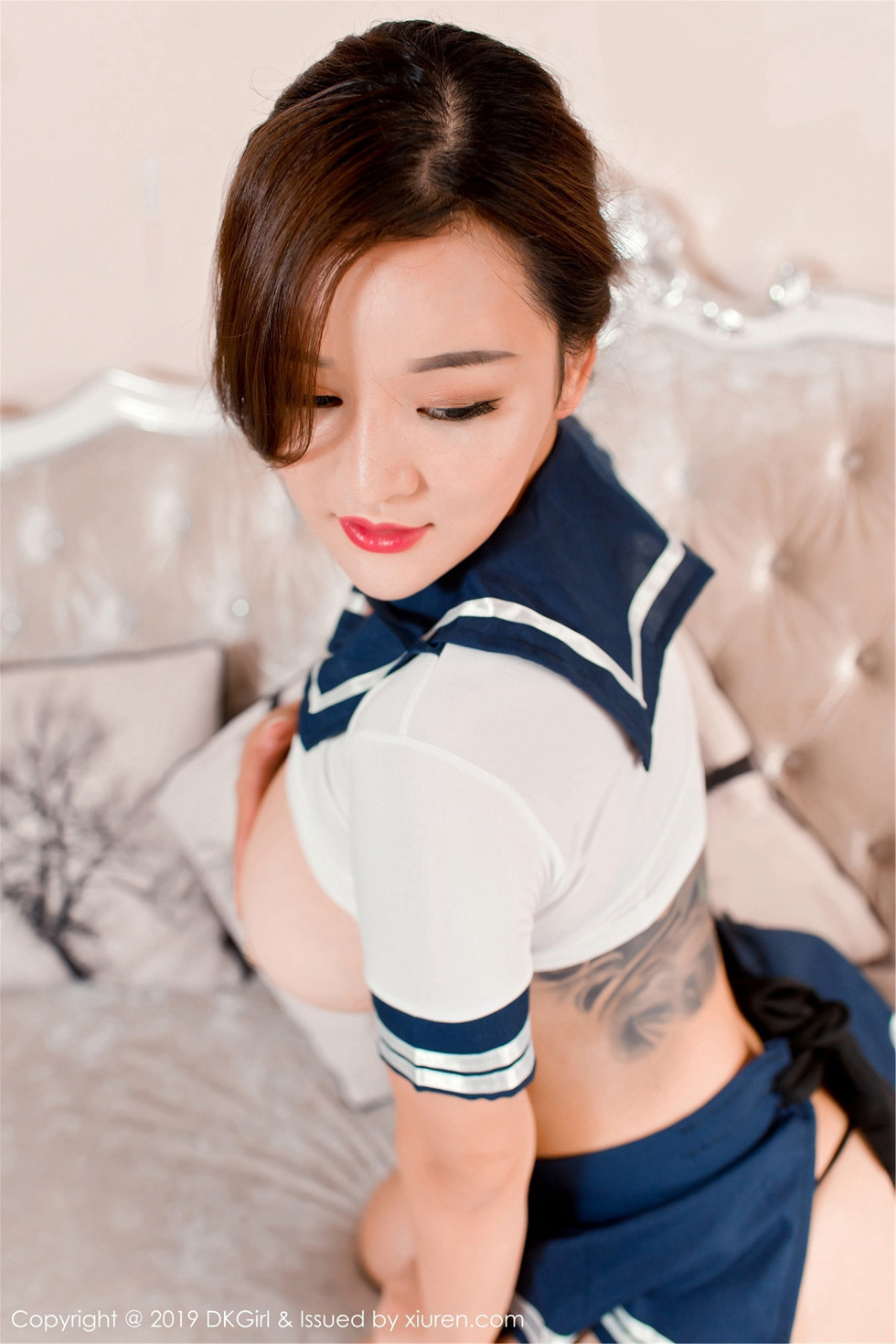 嫩模潘琳琳ber私房性感学生制服半脱露豪乳遮点