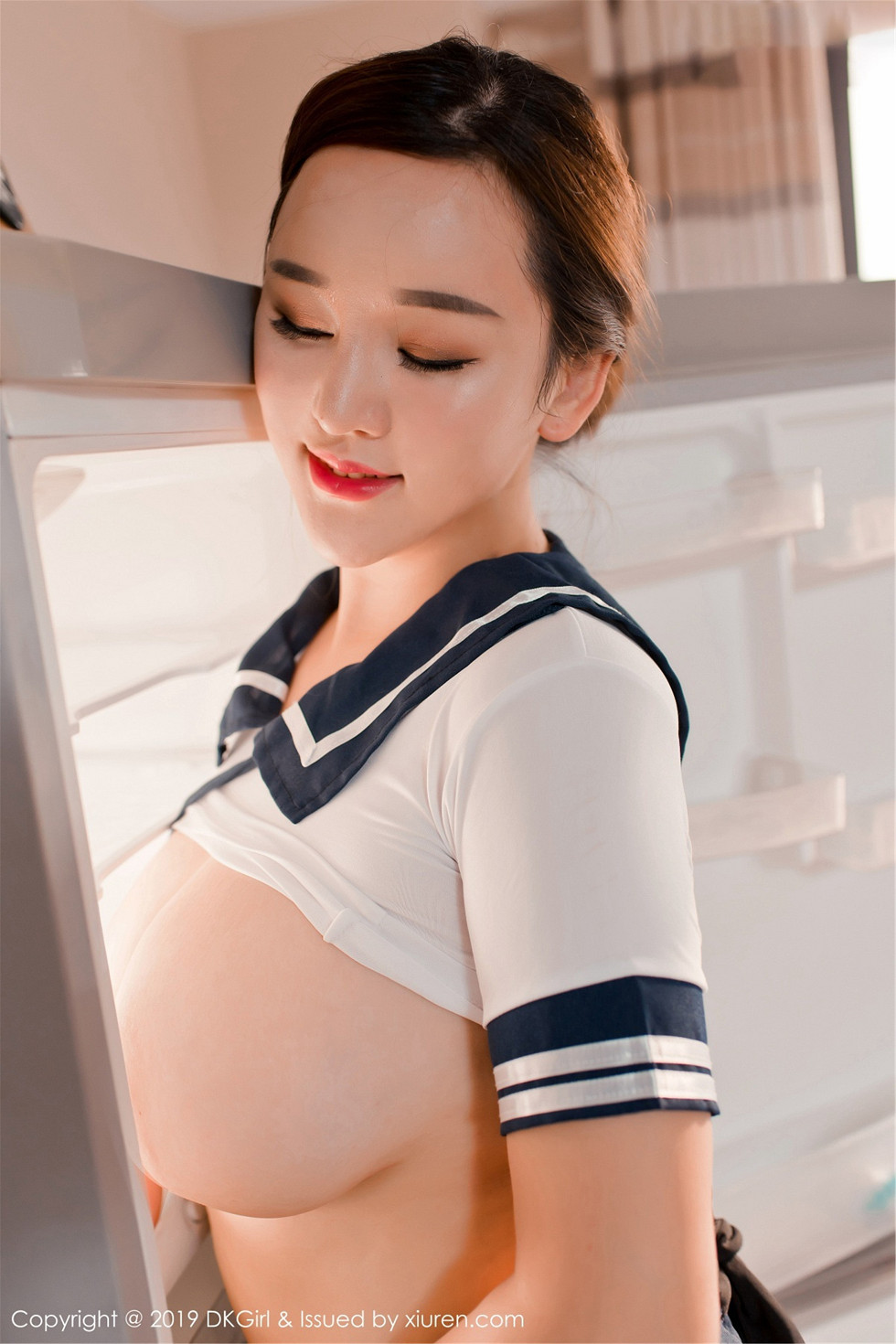 嫩模潘琳琳ber私房性感学生制服半脱露豪乳遮点