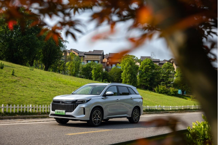 10万出头买大7座电混SUV？蓝电E5限时优惠3.5万，黄金周的出游神器了解一下