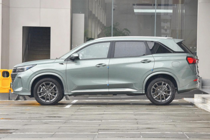 10万出头就能买的大7座新能源SUV，蓝电E5不比博越L香吗？