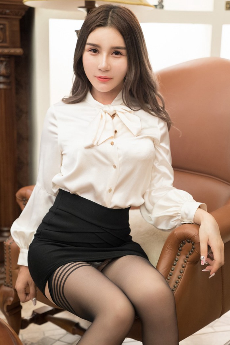 黑丝御姐陈秋雨OL制服秀酥胸美臀美女图片