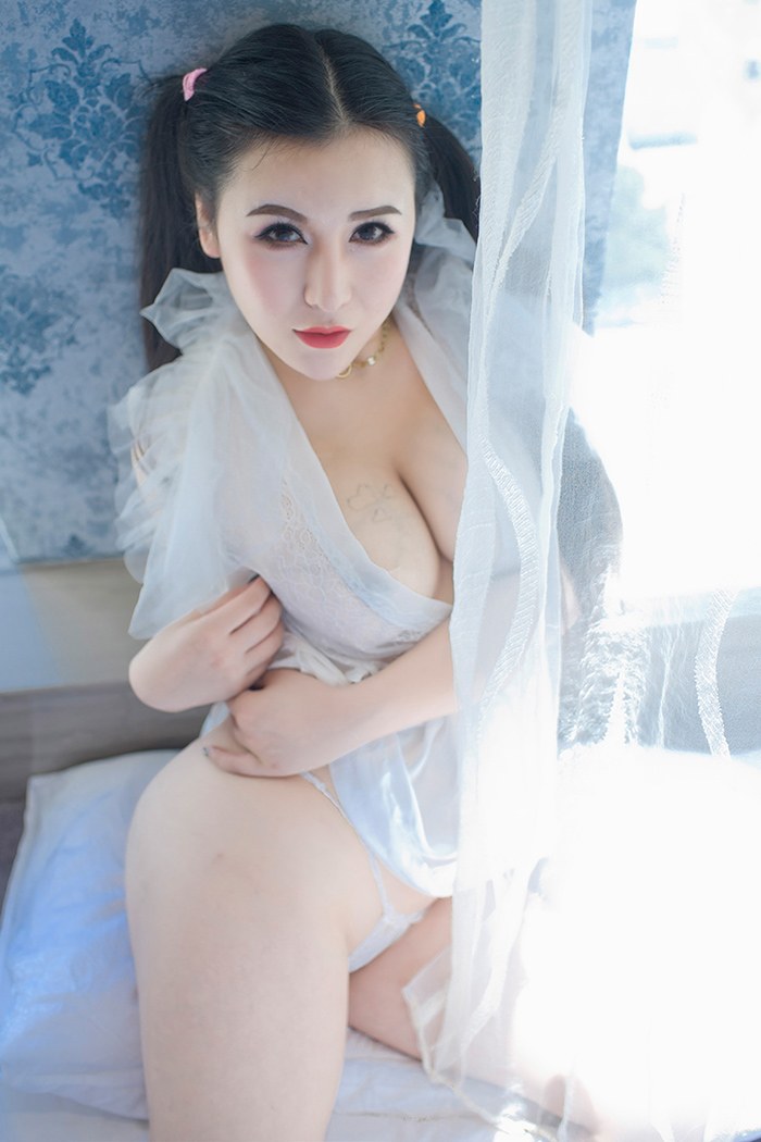 巨乳嫩模伊若白嫩美胸前凸后翘身材一流