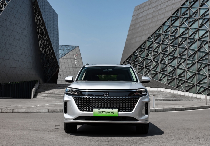 中型SUV、是插混、还不到10万元，蓝电E5让吉利博越L怎么“活”