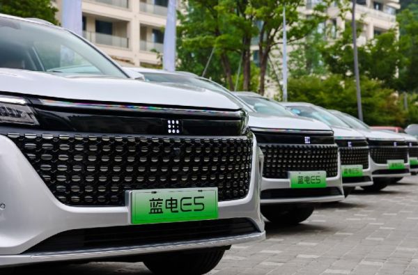 同样是插混SUV，蓝电E5定位中型才9.98万起：欧尚Z6 iDD拿什么比？