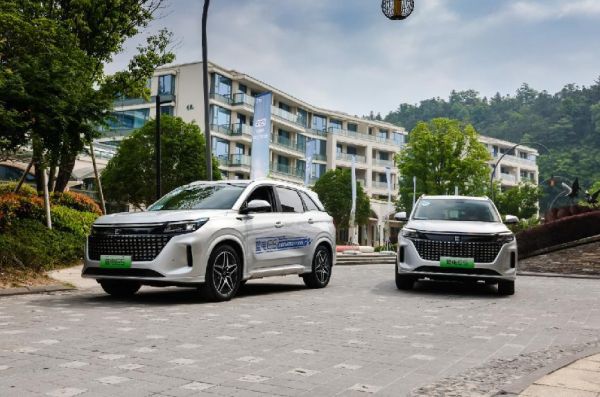 同样是插混SUV；蓝电E5定位中型才9.98万起，欧尚Z6 iDD拿什么比？