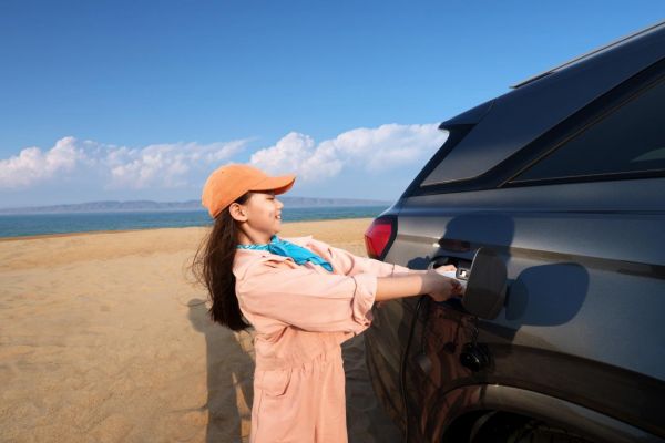 蓝电E5荣耀版浪潮中的明星车型：电比油低再升级，加量加配再降价，9.98万元起上市