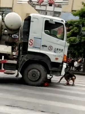 江门汽车货运(险江门一男子被卷入水泥搅拌车底，结果)