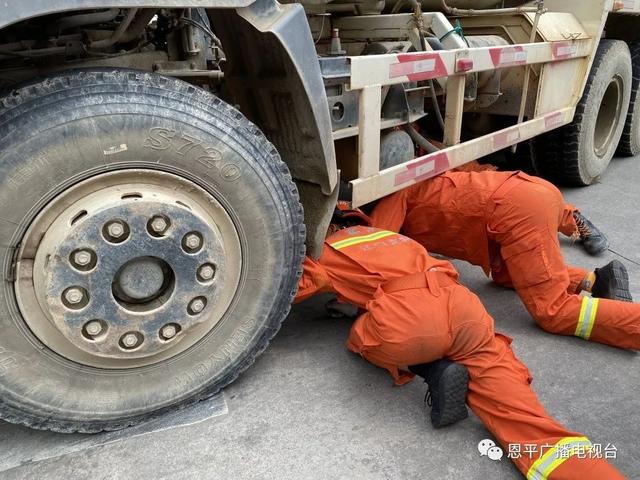 险！江门一男子被卷入水泥搅拌车底，结果......