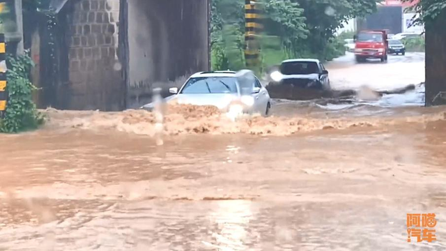 下暴雨路被淹了，千万别一脚油门冲过去，免得肠子悔青都没用