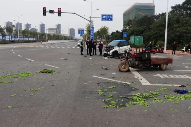 撞得稀烂！三轮车和小汽车“互怼”，交警这样判定责任~