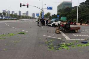 汽车与三轮车事故责任(撞得稀烂三轮车和小汽车“互怼”，交警这样判定责任~)