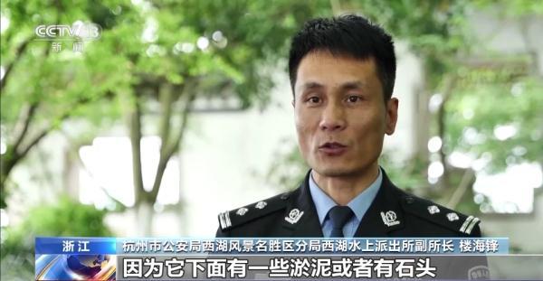 假期爬山游湖 物品掉落怎么办？看民警自制“钓包神器”