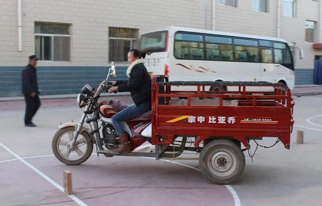 才知道！持有哪一个驾驶证，摩托车、电动车、三轮车、汽车都能开