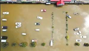 辉县汽车店(暴雨过后的汽车城)