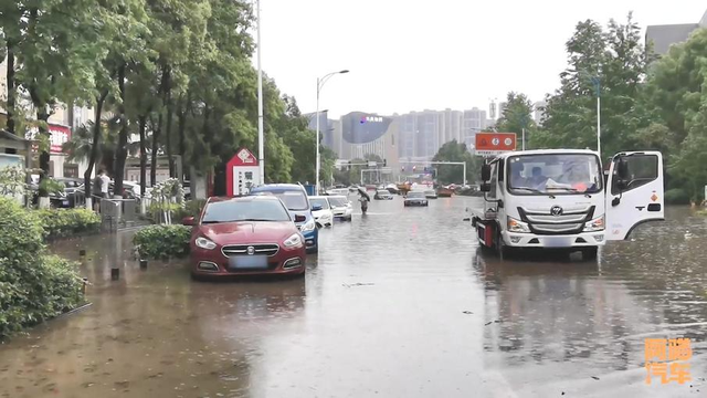 下暴雨路被淹了，千万别一脚油门冲过去，免得肠子悔青都没用