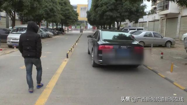 南宁一小区被奥迪A6堵门，报警都没用，修车师傅用一粒电池解决问题