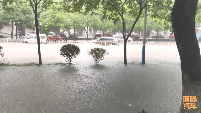 下暴雨路被淹了，千万别一脚油门冲过去，免得肠子悔青都没用