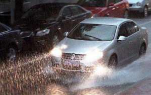 汽车怎么防雨(不管你什么车，下雨天开车，建议都装上它，这样出行更安全)