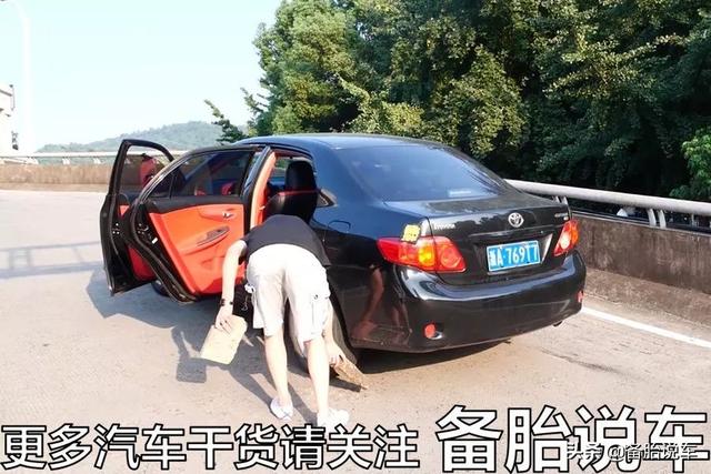 坡道起步总是熄火溜车？用这个方法完美解决，比教练的方法更好用