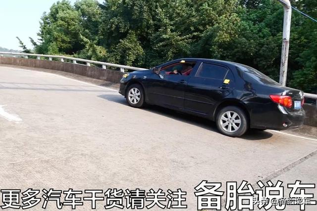 坡道起步总是熄火溜车？用这个方法完美解决，比教练的方法更好用