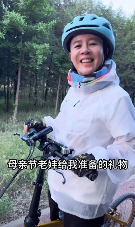 金龟子与老公骑行，58岁仍活泼的像个孩子，王宁推车默默走前面